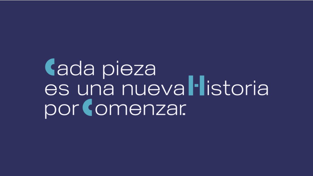 Frase “Cada pieza es una nueva historia por comenzar” en blanco y celeste sobre azul profundo